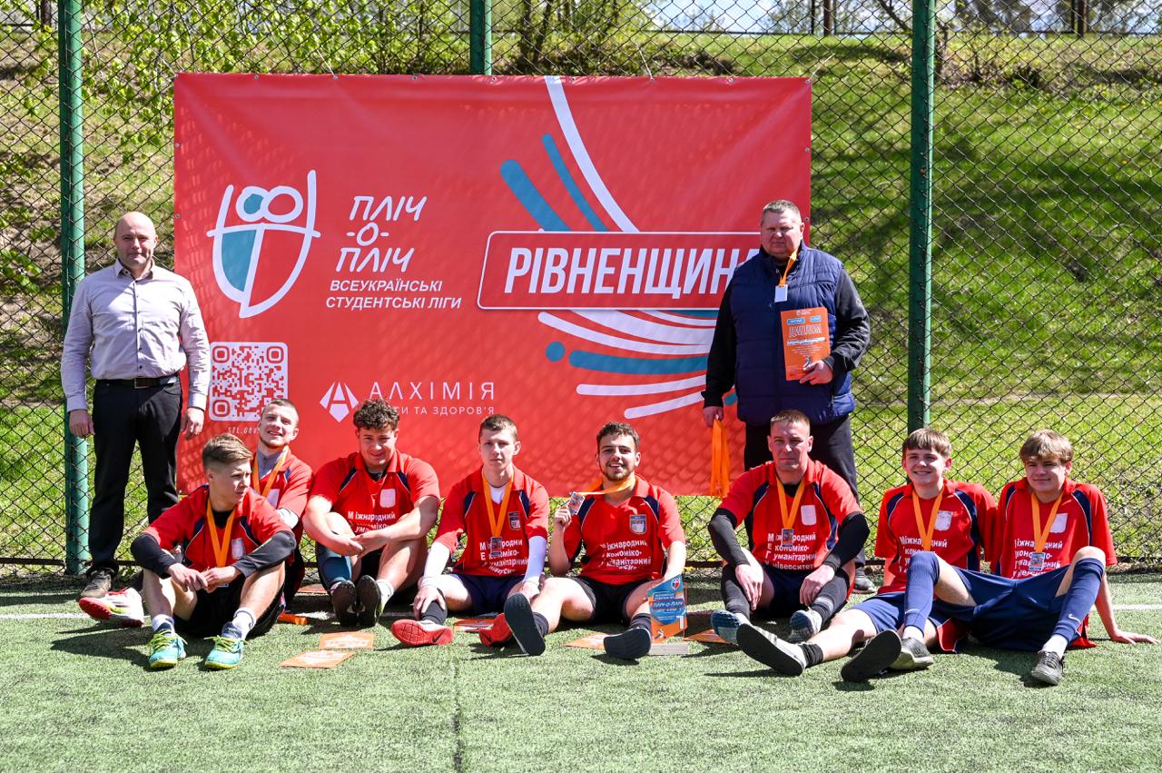 Фут зал пліч о пліч