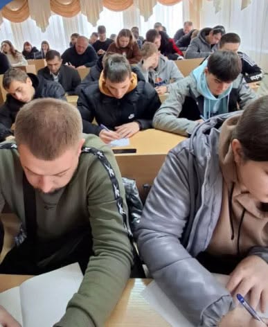 Студенти факультету кібернетики пишуть радіодиктант національної єдності