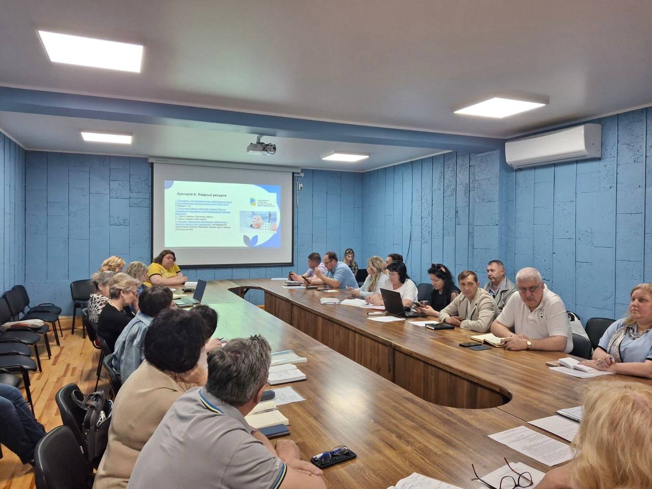 У ПВНЗ «Міжнародний економіко-гуманітарний університет імені академіка Степана Дем’янчука» 26 травня відбулося чергове засідання постійної комісії з навчально-методичної роботи при Вченій раді університету, під час якого було розглянуто актуальні питання планування та організації освітнього процесу та забезпечення якості вищої освіти. З першого питання порядку денного «Про затвердження робочих навчальних планів на 2026-2027 навчальний рік» доповіла начальник навчальної частини Лариса Ілюк. Учасники засідання обговорили особливості формування навчального навантаження, відповідність освітніх компонентів стандартам вищої освіти та організацію освітнього процесу у новому навчальному році. За результатами обговорення робочі навчальні плани було рекомендовано до затвердження. Із другого питання – «Про результати моніторингу кадрового забезпечення освітніх програм та освітнього процесу щодо відповідності ліцензійним вимогам» – виступила начальник відділу ліцензування та акредитації Анна Гаврілова. У доповіді було проаналізовано стан кадрового забезпечення кафедр університету, відповідність науково-педагогічних працівників чинним ліцензійним вимогам та окреслено подальші напрями роботи щодо удосконалення кадрового потенціалу університету. За результатами засідання члени комісії ухвалили відповідні рішення, спрямовані на забезпечення належної організації освітнього процесу, підвищення якості освітніх програм та дотримання вимог законодавства у сфері вищої освіти.