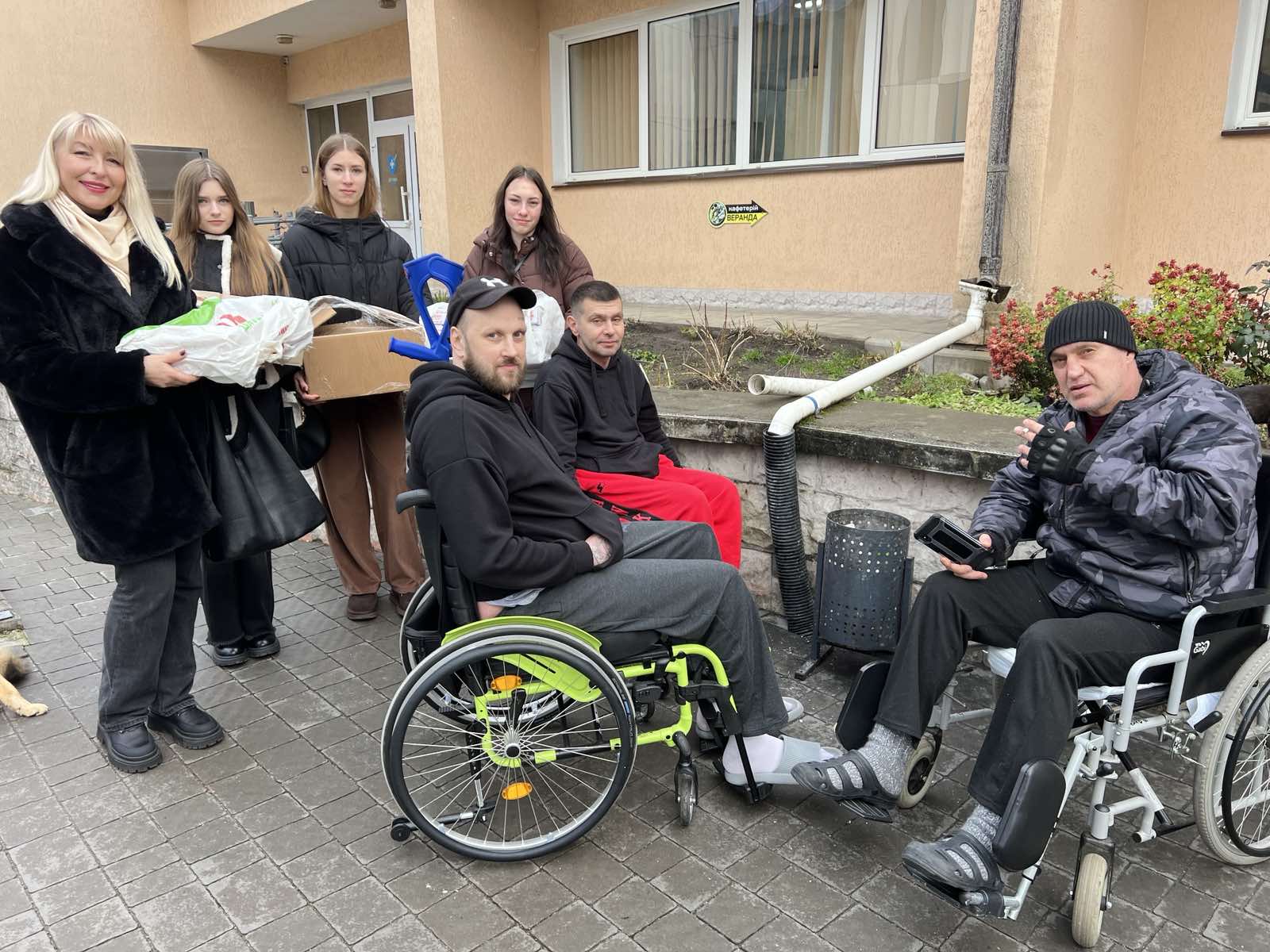 Представники МЕГУ відвідали військових у Рівненському обласному клінічному госпіталі