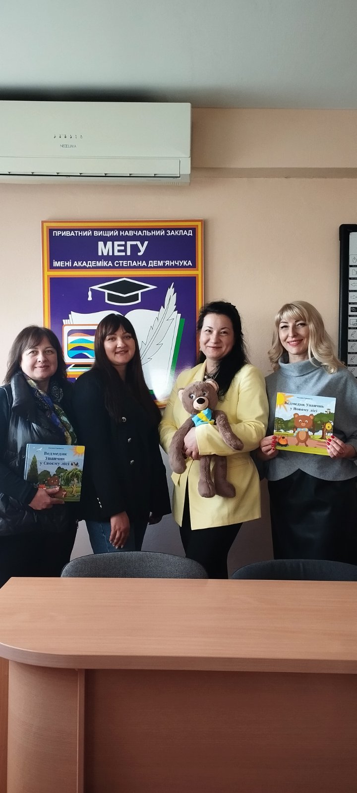 28 квітня 2026 року відбувся лекторій Мирослави Баборикіної, психолога ГО «Носителі миру» на тему «Психотерапевтичні методи кризової допомоги дорослим та дітям». Лекторка розглянула важливі питання кризового втручання, особливості психотерапевтичної допомоги в методах КТП та Кататимно-імагінативній психотерапії. Цінним на лекторії була інформація щодо її діяльності як волонтера з військовослужбовцями. Пані Мирослава продемонструвала авторський доробок ГО «Носителі миру» – ведмедика Упанчика – «помічника» в роботі з дітьми та підлітками, що переживають різні травматичні події (втрату рідного, переселення, адаптацію до нового місця проживання тощо). Здобувачі-бакалаври були долучені до виконання графічної техніки гратаж, що добре зарекомендувала себе в кризовому консультування дітей та підлітків.