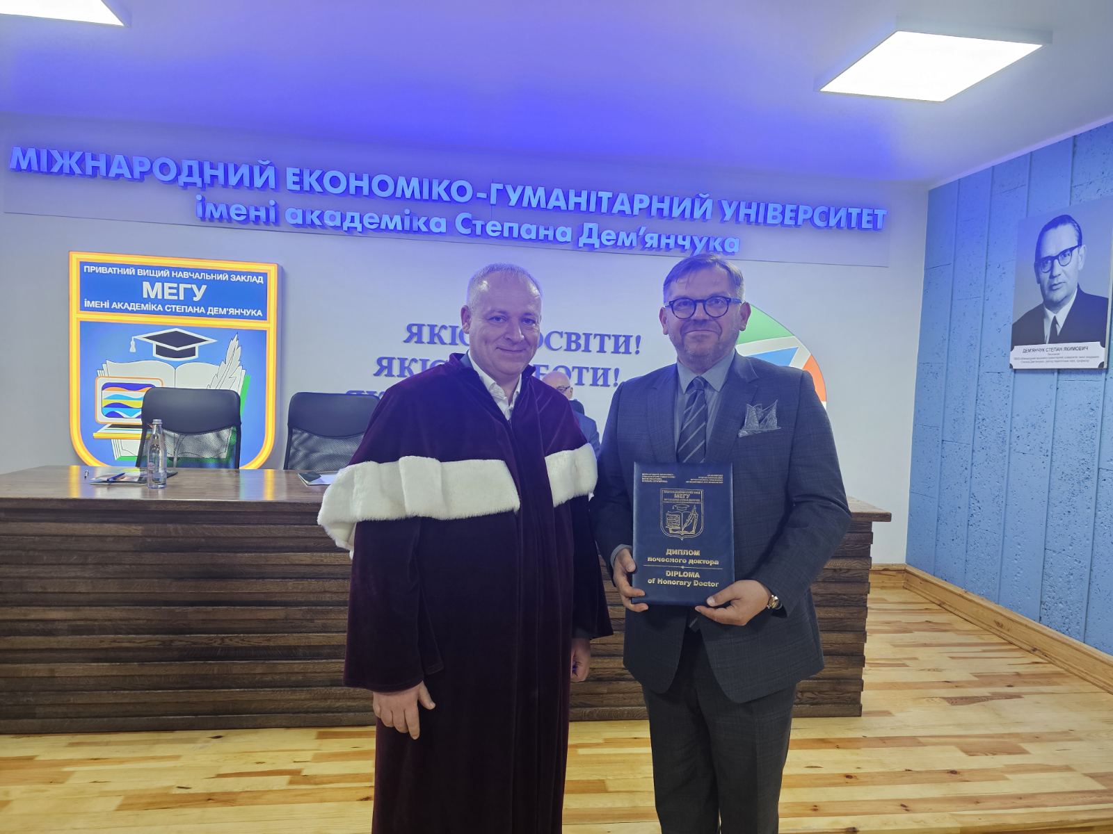 20 травня у Міжнародному економіко-гуманітарному університеті імені академіка Степана Дем’янчука відбулася урочиста церемонія вручення звання Почесного доктора МЕГУ професору Кшиштофу Урбаняку — відомому польському науковцю, доктору габілітованому, професору Університету імені Адама Міцкевича в Познані та Університету Каліша. Професор Кшиштоф Урбаняк є авторитетним фахівцем у галузі політичних наук, державного управління та дослідження політичних систем.  Звання Почесного доктора МЕГУ професору Урбаняку присвоєно за вагомий внесок у розвиток міжнародної наукової співпраці, активну участь у міжнародних науково-практичних конференціях, підтримку академічних ініціатив університету, а також за значні наукові досягнення у сфері політичних наук та суспільних досліджень. Професор Кшиштоф Урбаняк багато років активно співпрацює з українськими науковцями, сприяє розвитку міжуніверситетських партнерств, академічної мобільності та зміцненню міжнародних зв’язків між закладами вищої освіти України та Польщі. Під час урочистостей керівництво університету відзначило високий професіоналізм науковця, його відданість академічним цінностям, значний особистий внесок у розвиток науки та підтримку освітніх і наукових проєктів МЕГУ. Вручення звання Почесного доктора стало виявом глибокої поваги та вдячності професору Кшиштофу Урбаняку за його багаторічну плідну наукову діяльність, міжнародну академічну співпрацю та внесок у розвиток сучасної європейської науки.