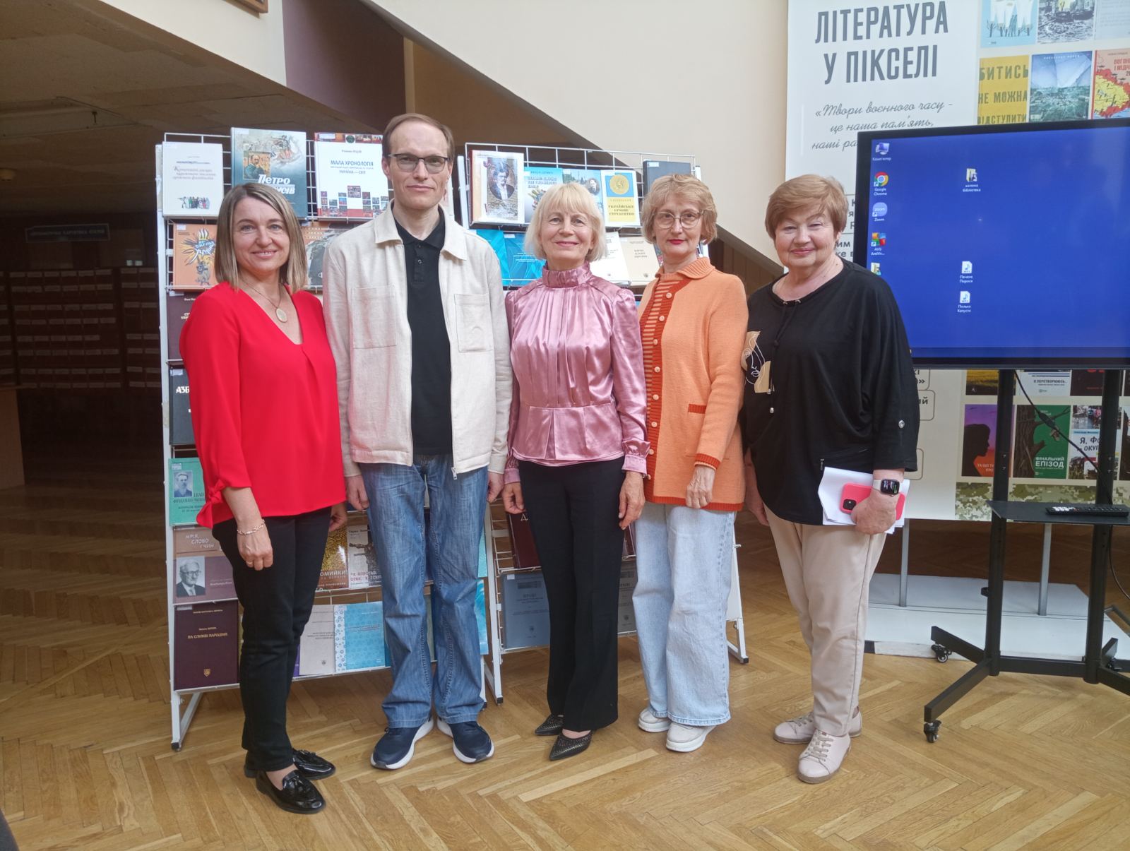 Викладачі кафедри української мови та літератури МЕГУ на презентації унікальної колекції серійних видань