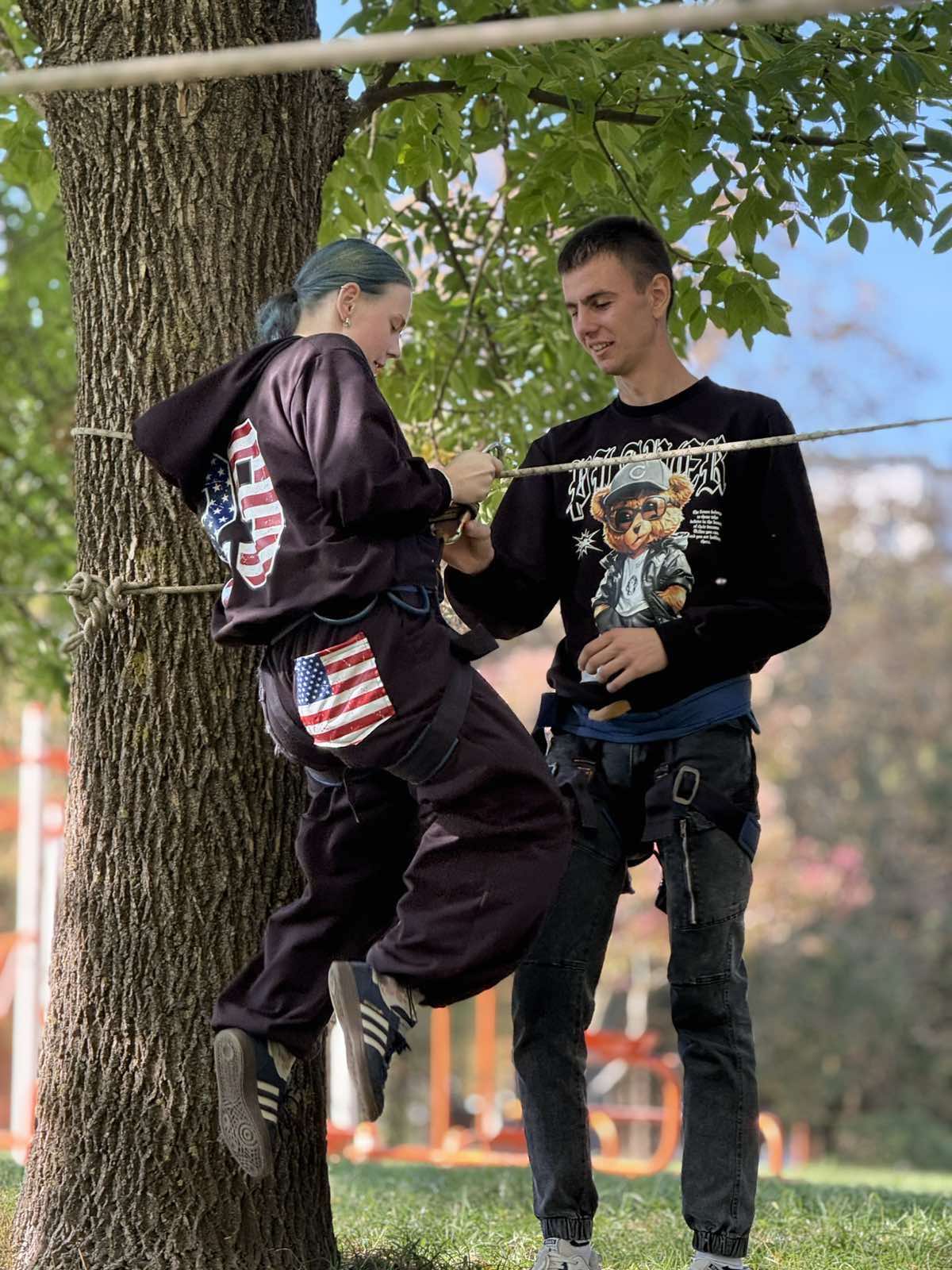 ТУРИСТИ МЕГУ