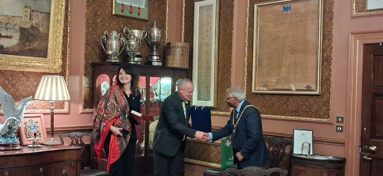 Важливою темою обговорення стала можлива співпраця між мерією міста Бат та адміністрацією міста Рівного. Сторони обмінялися баченням перспектив налагодження міжмуніципального партнерства, зокрема у напрямах культурних і освітніх обмінів, реалізації спільних соціальних та гуманітарних ініціатив. 