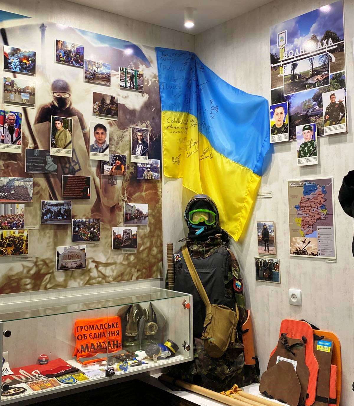 З нагоди Дня Гідності та Свободи, 25 листопада, студенти факультету географії, історії та туризму відвідали Рівненський обласний краєзнавчий музей