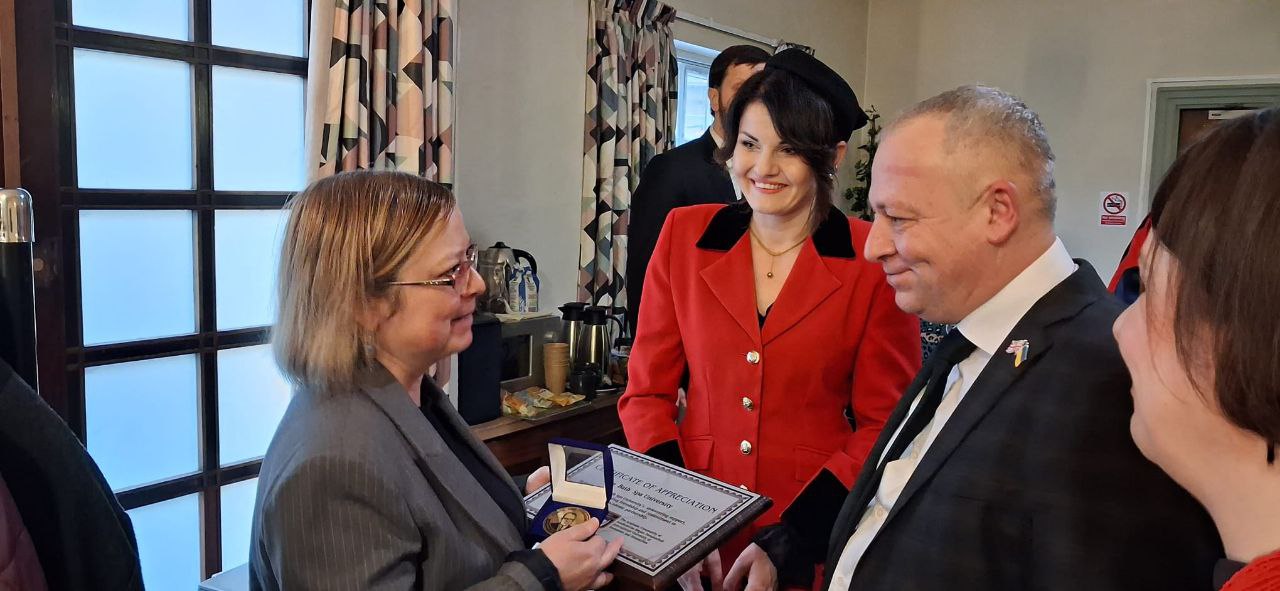 До складу делегації МЕГУ увійшли Ректор університету професор Віталій Дем’янчук, начальник міжнародно-проєктного відділу Аліна Кругляк, завідувачка кафедри романо-германської філології Ірина Будз та декан факультету здоров’я, фізичної культури та спорту Вадим Коваль.  Ключовою подією програми візиту стала урочиста церемонія присвоєння вченого звання Почесний Доктор ректору МЕГУ Віталію Дем’янчуку, що відбулася за участі керівництва Університету Бат Спа, академічної спільноти та здобувачів освіти. Ця подія стала не лише визнанням особистих наукових і управлінських здобутків ректора МЕГУ, а й символом довіри та підтримки українських закладів вищої освіти в умовах війни та глобальних викликів.  МЕГУ відзначив Університет Бат Спа подякою за співпрацю та медаллю Степана Дем’янчука. Нагороду присвячено до сторіччя з дня народження засновника університету — видатного науковця й освітянина, який зробив вагомий внесок у розвиток вищої освіти в Україні.