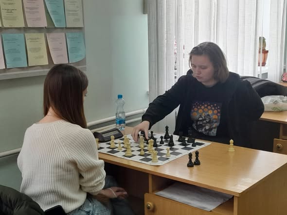 Студентка факультету кібернетики на шаховій партії