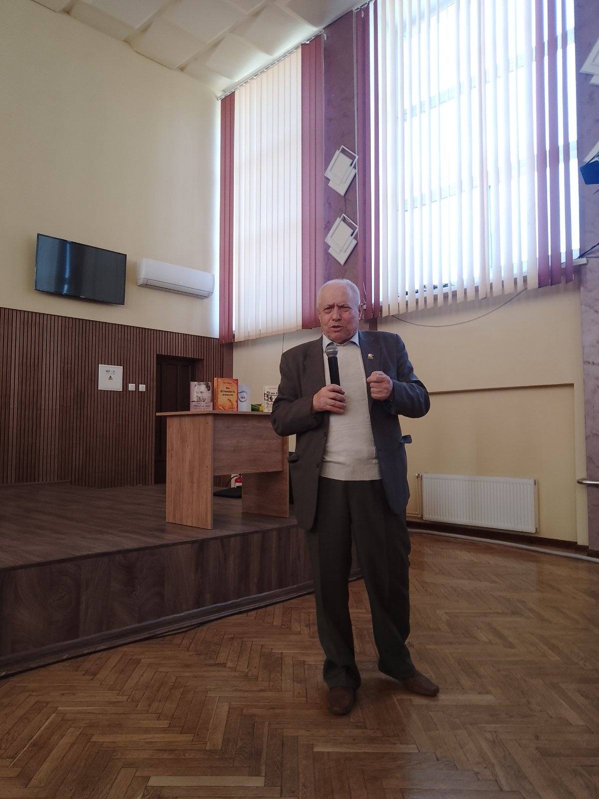 презентації книги Бориса Боровця «Про світлоносність літератури» 