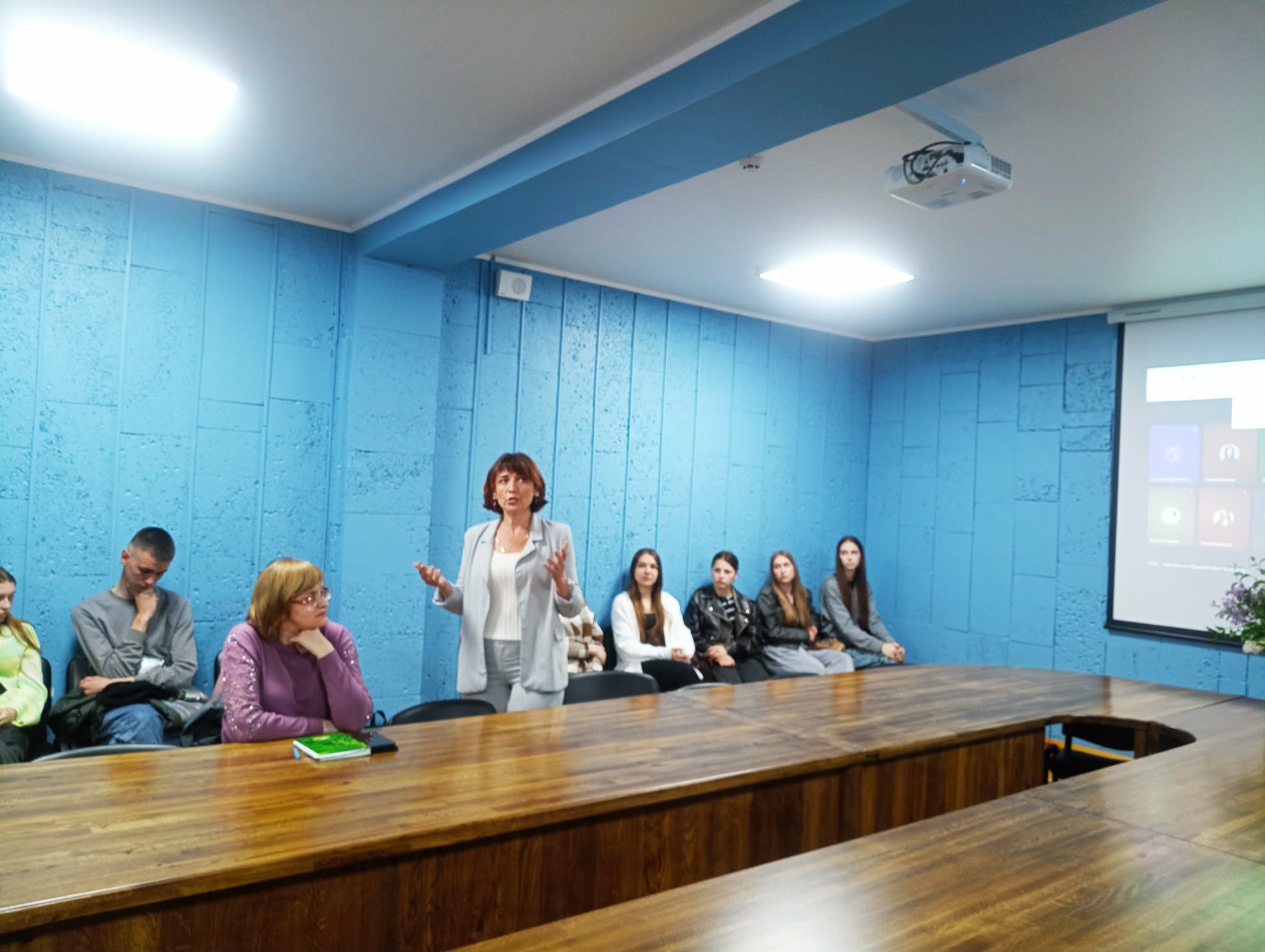 На історико-філологічному факультеті МЕГУ відбувся круглий стіл, присвячений творчости Алли Рогашко