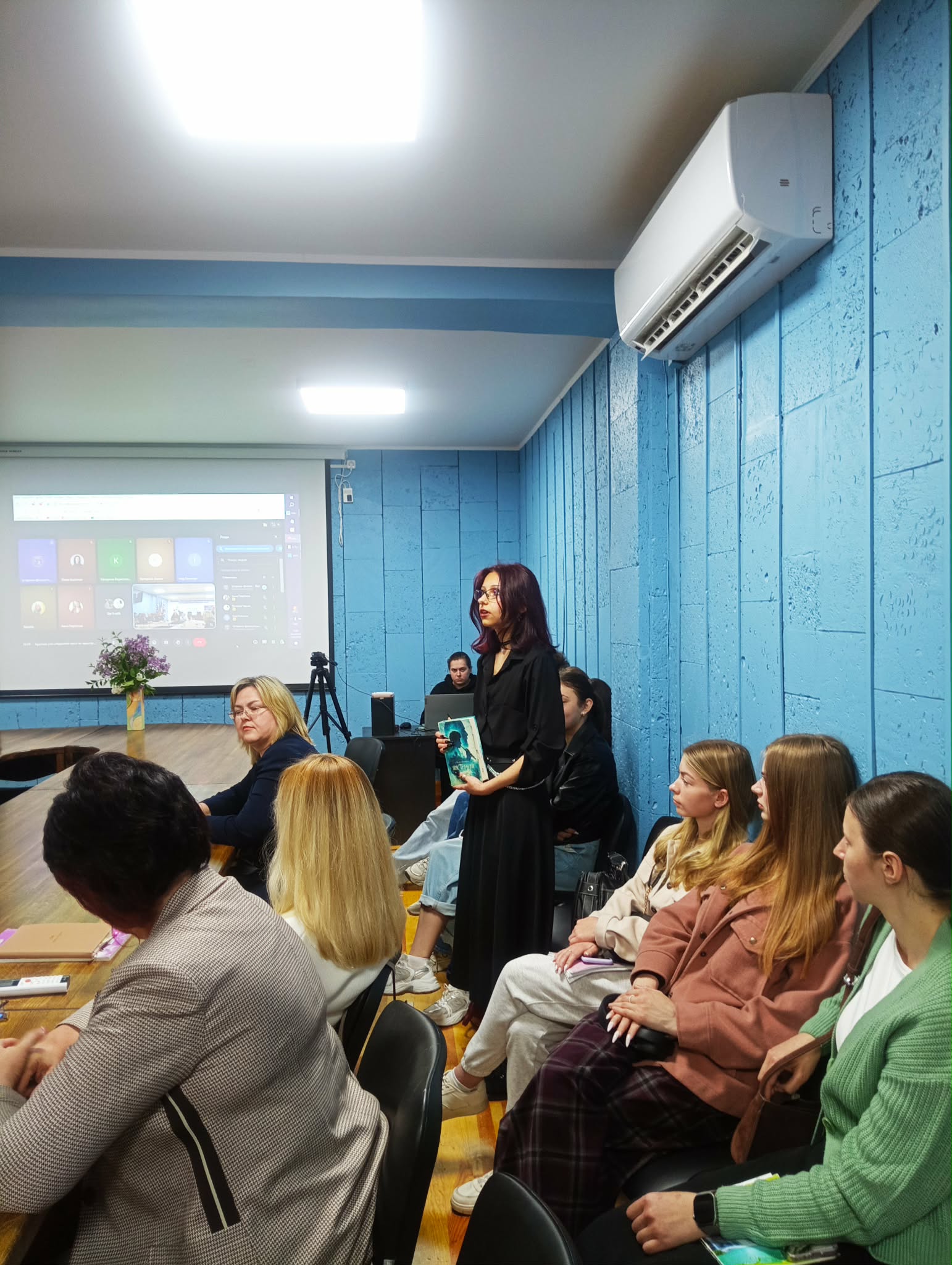На історико-філологічному факультеті МЕГУ відбувся круглий стіл, присвячений творчости Алли Рогашко