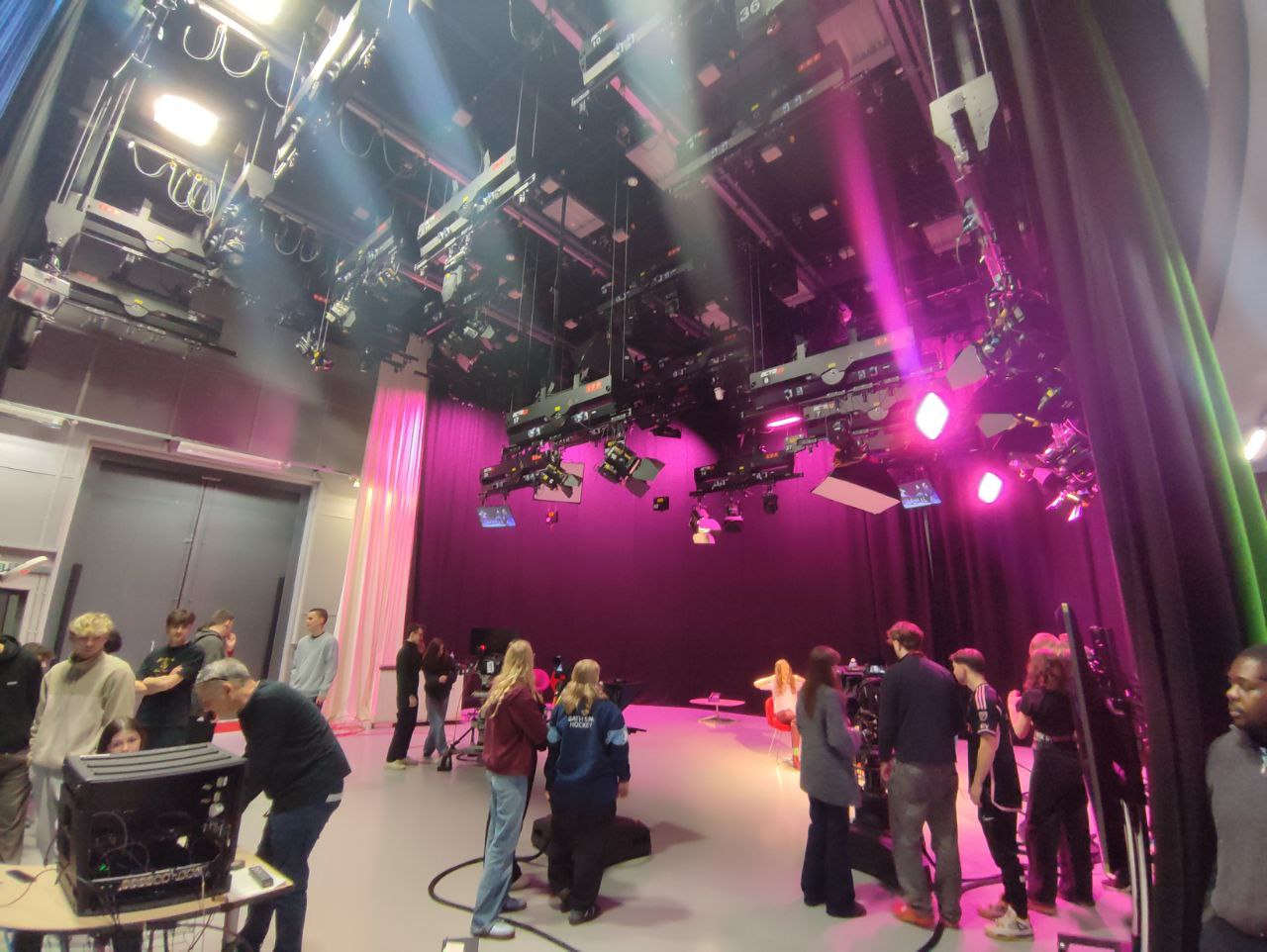 Під час візиту відбулася змістовна зустріч зі студентами програм «Медіапродакшн у сфері спорту» та «Спортивний менеджмент». Делегація ознайомилася з роботою навчальної студії та процесом підготовки спортивних телевізійних програм. Студенти продемонстрували сучасне технічне обладнання, розповіли про етапи створення медіапродукту — від розробки ідеї та сценарію до зйомки, монтажу й постпродакшену.