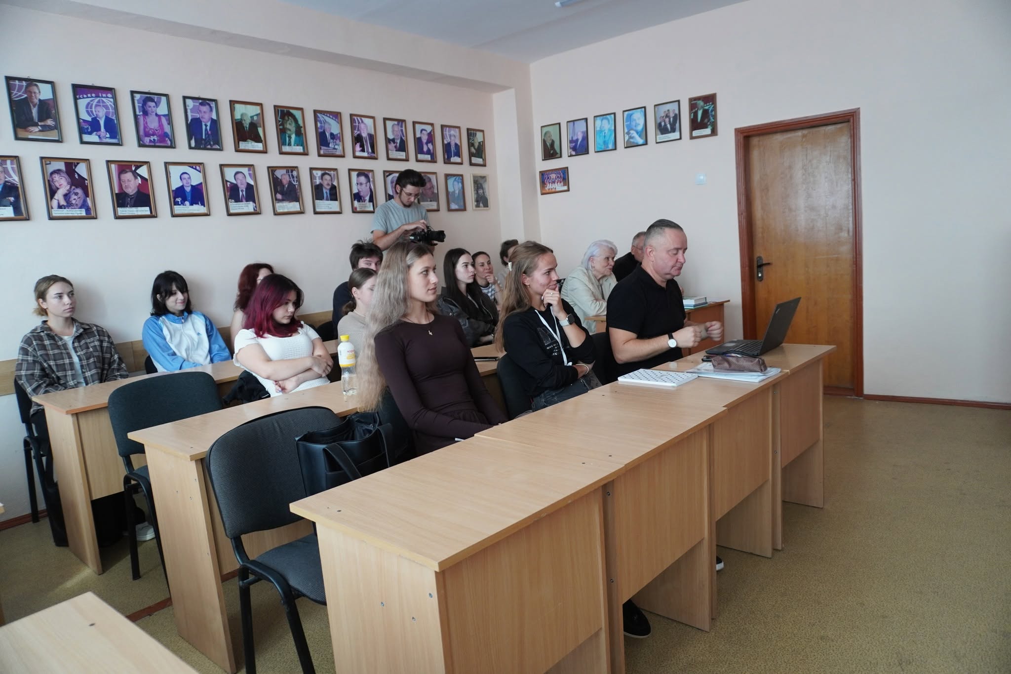 На факультеті журналістики відбулася перша бінарна лекція з основ військової журналістики