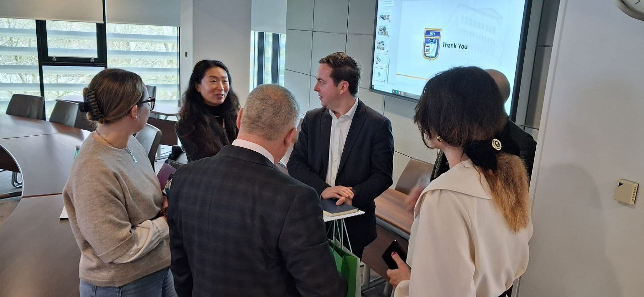 В межах робочої програми візиту відбулася зустріч із представниками Institute for the Augmented Human (IAH) та Department of Health Університету Бата, під час якої було представлено діяльність університету, зокрема напрями навчання та наукових досліджень у сфері фізичної реабілітації. Учасники обговорили можливості подальшої академічної та наукової співпраці, обмін досвідом, впровадження інноваційних підходів у навчальні програми та практичні аспекти розвитку реабілітаційних технологій.