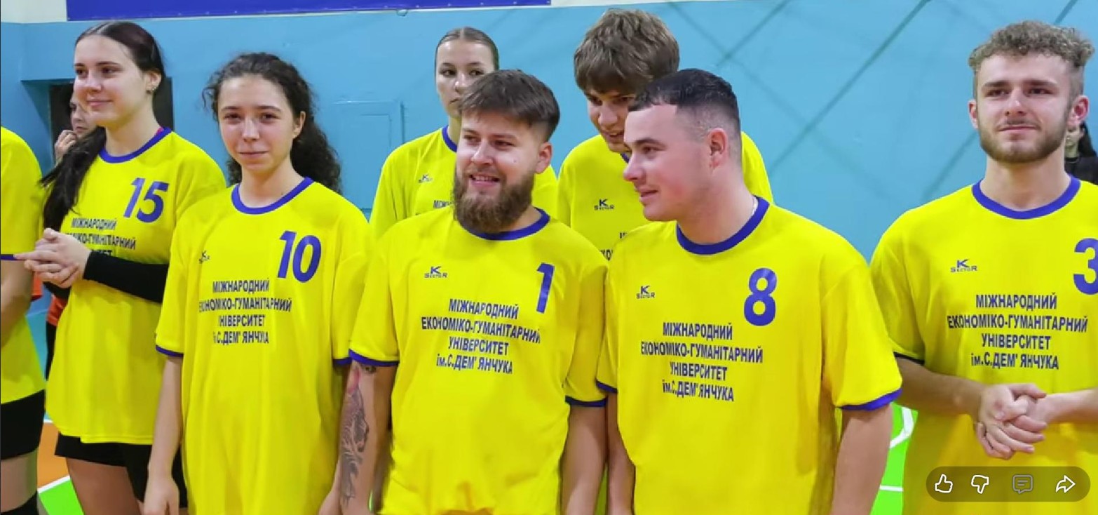 Університет об’єднав факультети у дусі спортивного суперництва та вдячної пам’яті відбулися змагання з волейболу, присвячені 100-річчю від дня народження академіка Степана Якимовича Дем’янчука, засновника нашої освітньої спільноти, великого прихильника спорту й активного способу життя. До змагань долучилися студенти Рівненського професійного коледжу ресторанного і готельного бізнесу. Степан Якимович щиро любив волейбол, вірив у силу командного духу та надавав спорту особливого значення у формуванні майбутнього молоді. Саме тому ці змагання стали не лише даниною пам’яті, а й продовженням його мрії про сильну, здорову, згуртовану академічну спільноту. Результати змагань: І місце − факультет здоров’я, фізичної культури і спорту ІІ місце − факультет кібернетики і Рівненський професійний коледж ресторанного і готельного бізнесу (поза конкурсом) ІІІ місце − економічний факультет Щиро дякуємо всім учасникам за енергію, командну гру та збереження спортивного духу, який так цінував академік Степан Якимович Дем’янчук.