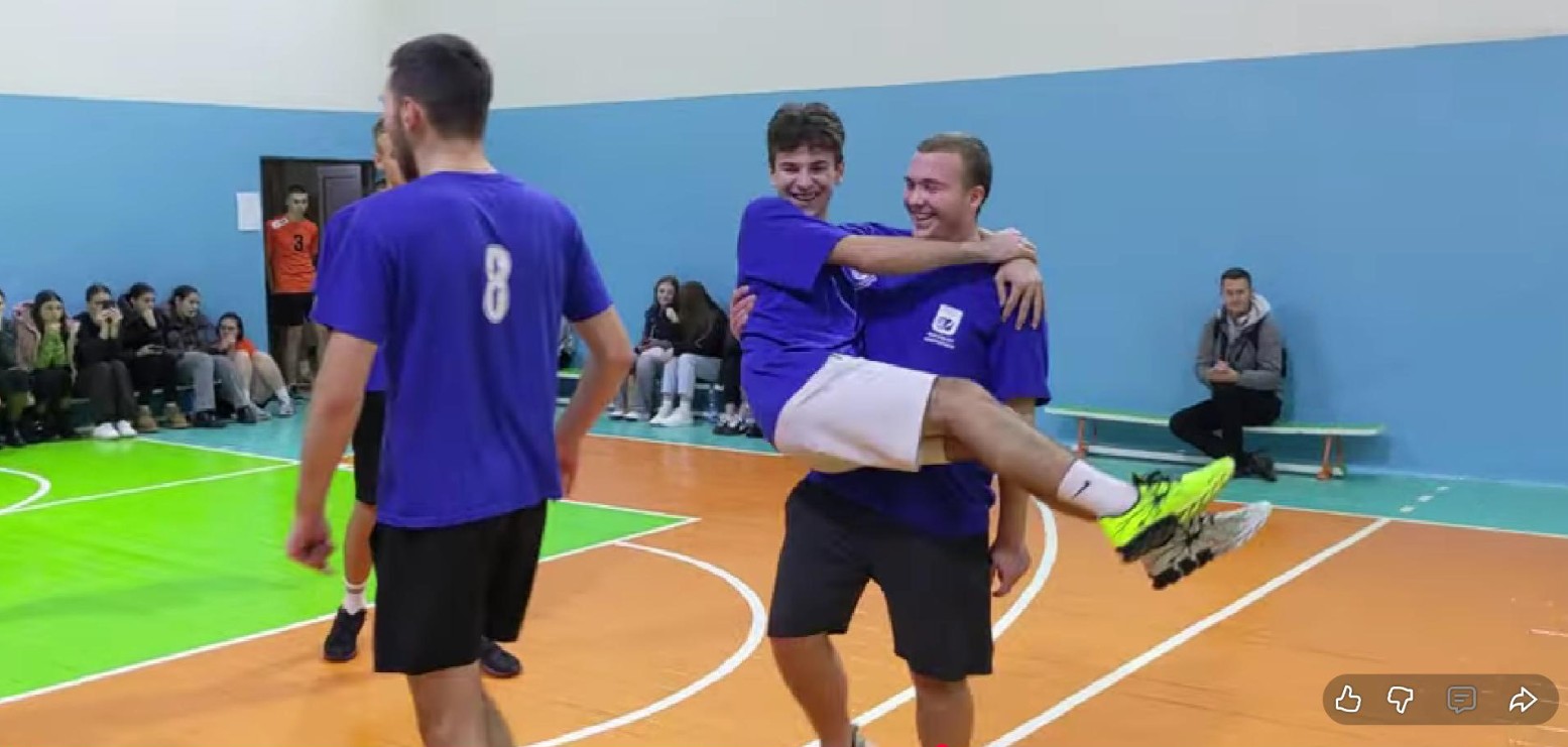 Університет об’єднав факультети у дусі спортивного суперництва та вдячної пам’яті відбулися змагання з волейболу, присвячені 100-річчю від дня народження академіка Степана Якимовича Дем’янчука, засновника нашої освітньої спільноти, великого прихильника спорту й активного способу життя. До змагань долучилися студенти Рівненського професійного коледжу ресторанного і готельного бізнесу. Степан Якимович щиро любив волейбол, вірив у силу командного духу та надавав спорту особливого значення у формуванні майбутнього молоді. Саме тому ці змагання стали не лише даниною пам’яті, а й продовженням його мрії про сильну, здорову, згуртовану академічну спільноту. Результати змагань: І місце − факультет здоров’я, фізичної культури і спорту ІІ місце − факультет кібернетики і Рівненський професійний коледж ресторанного і готельного бізнесу (поза конкурсом) ІІІ місце − економічний факультет Щиро дякуємо всім учасникам за енергію, командну гру та збереження спортивного духу, який так цінував академік Степан Якимович Дем’янчук.