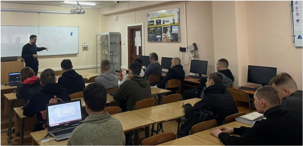 и з Андрієм Грисюком, який приймав участь у розробці та здачі замовнику проектів у компаніях jDroidCoderGroup