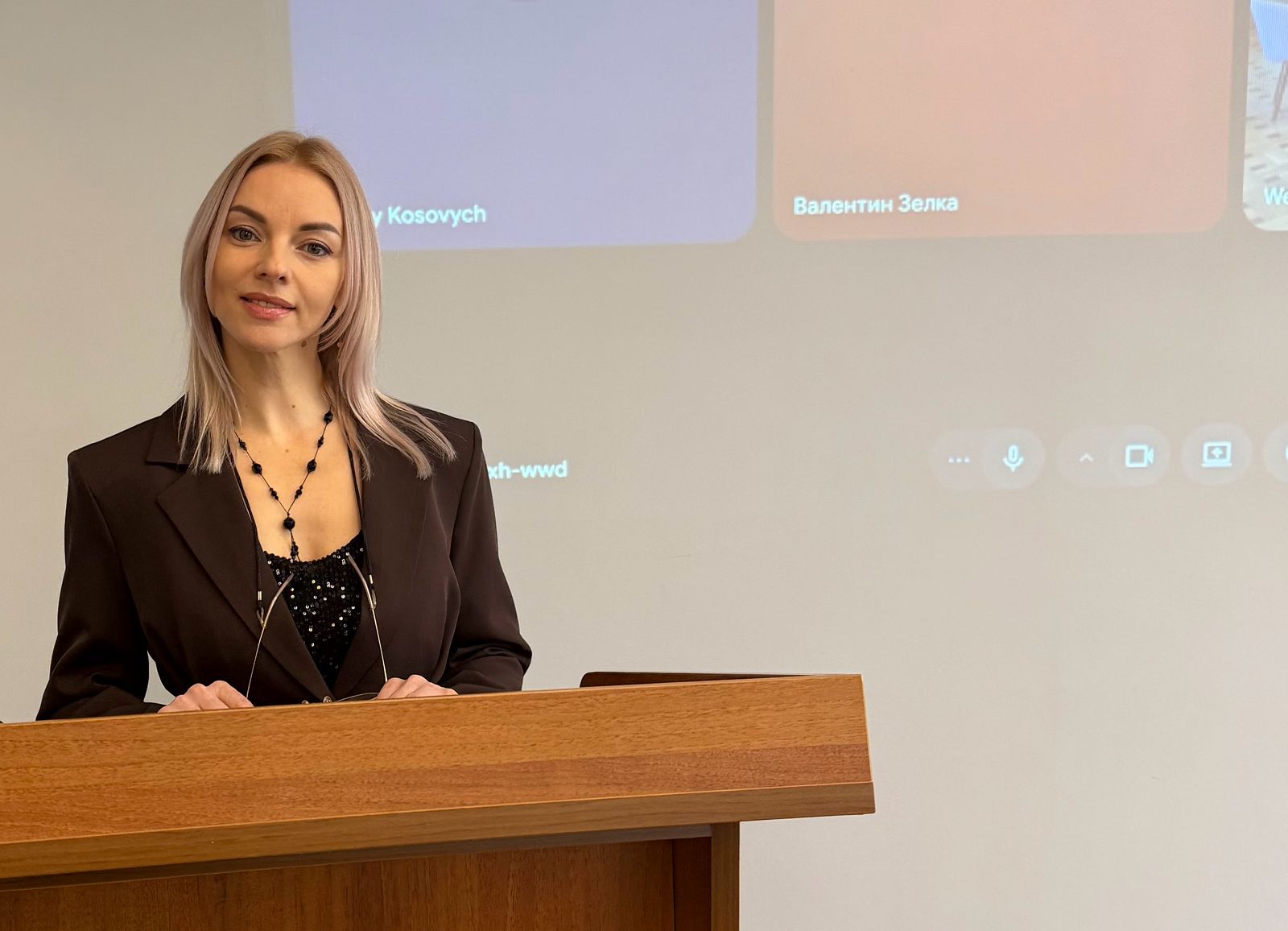 Декан юридичного факультету опонент роботи