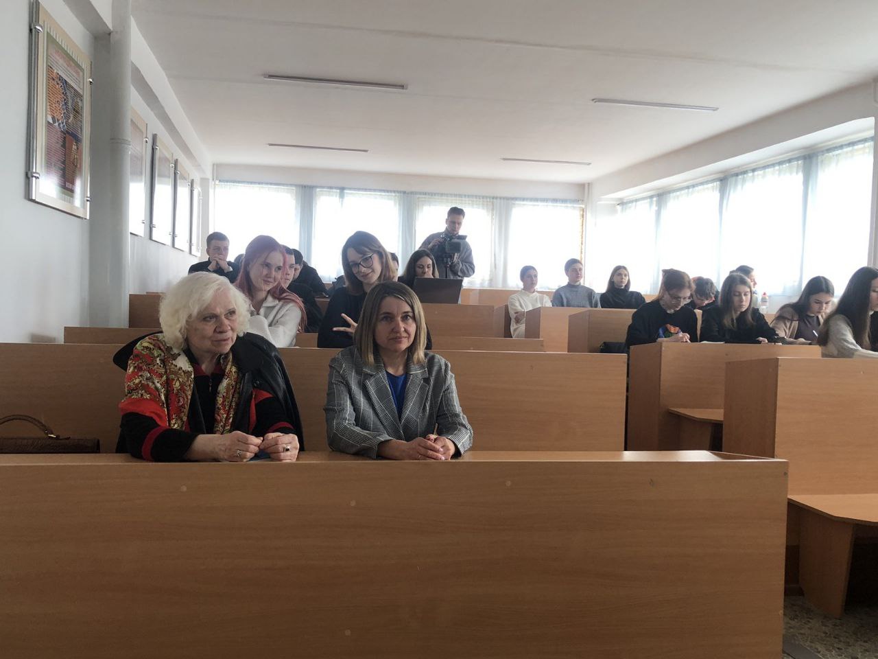 Викладачі і студенти факультету журналістики