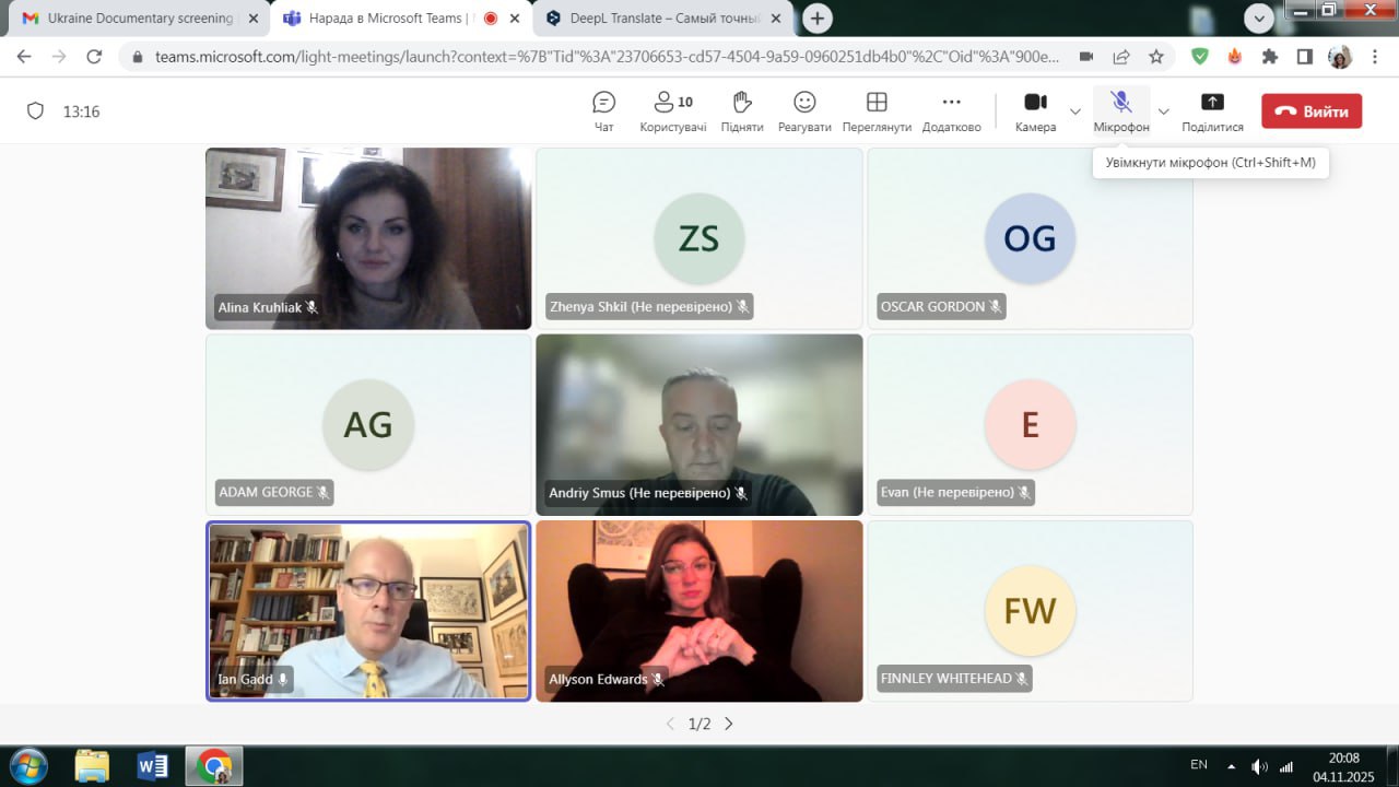 Андрій Смусь, викладач факультету журналістики МЕГУ, волонтер, режисер, автор патріотичних телепроектів долучився до вечора документального кіно, що проводився в рамках тижня української культури, ініційований програмою побратимства Twinning. Вечір 4 листопада був присвячений ролі та місцю документалістики під час війни. Андрій Смусь поділився своїми враженнями та досвідом роботи в умовах воєнного часу та розповів про специфіку створення документальних фільмів, виклики, важливість фільмування доказів злочинів росіян на території нашоі держави та фіксації свідчень живих свідків подій. Кульмінацією вечора став показ фільму «Маріуполь. Хроніки пекла» — потужного свідчення про трагедію міста, яке стало символом незламності українського народу. Стрічка викликала глибокі емоції у глядачів та жваве обговорення після перегляду. Подібні заходи не лише підтримують українських медійників і кіномитців, а й допомагають суспільству усвідомити значення документального кіно як інструменту пам’яті та правди..
