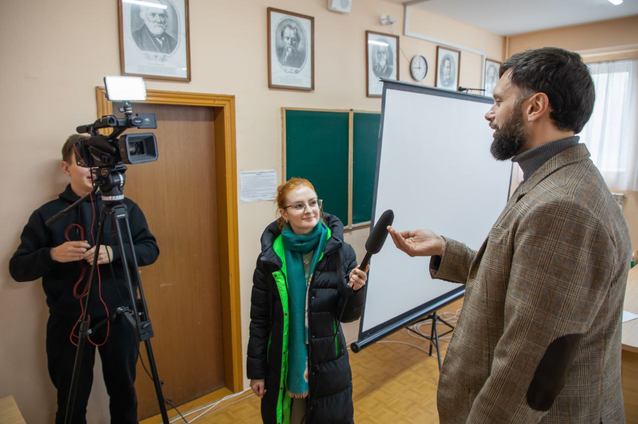 У Міжнародному економіко-гуманітарному університеті імені академіка Степана Дем’янчука відбулася презентація наукової монографії професора кафедри теорії, методики фізичного виховання і адаптивної фізичної культури Вадима Коваля «Фізичне виховання в системі професійно-технічної освіти України: історичний аспект». Захід відкрила завідувачка кафедри фізичної культури і спорту Жанна Сотник, яка наголосила на важливості вивчення історії становлення фізичного виховання як складової професійної освіти. Автор монографії Вадим Коваль поділився мотивами написання книги, підкресливши, що прагнув надихнути молодь до саморозвитку та наукових пошуків. Практична значущість дослідження полягає у можливості використання його результатів для вдосконалення професійної компетентності педагогів, розробки лекційних курсів з історії фізичної культури та методики викладання, а також у підготовці наукових робіт здобувачів освіти. До обговорення долучилися науковці та викладачі університету. Професор Йосип Джунь звернув увагу на сучасний стан здоров’я підлітків, процитувавши наведені у монографії дані: «Підлітки втрачають третину свого здоров’я. Порушення зору й слуху фіксуються у 1,3 раза частіше, проблеми з поставою — у 4,6 раза, з нирками — у 3, із травленням — у 2,5, а з нервовою системою — у 2 рази частіше». Під час презентації також виступили проректорка із наукової роботи Наталія Мединська, яка відзначила доступність і наукову глибину викладу матеріалу. До заходу також долучилася професорка кафедри теорії і методики фізичного виховання та адаптивної фізичної культури Лідія Завадська, яка підсумувала: "Тема фізичної активності учнів залишається актуальною і сьогодні" Презентація завершилася у форматі «питання-відповіді», де учасники обговорили основні етапи створення монографії, її наукову, історичну та практичну цінність, а також значення для розвитку сучасної системи фізичного виховання в Україні.