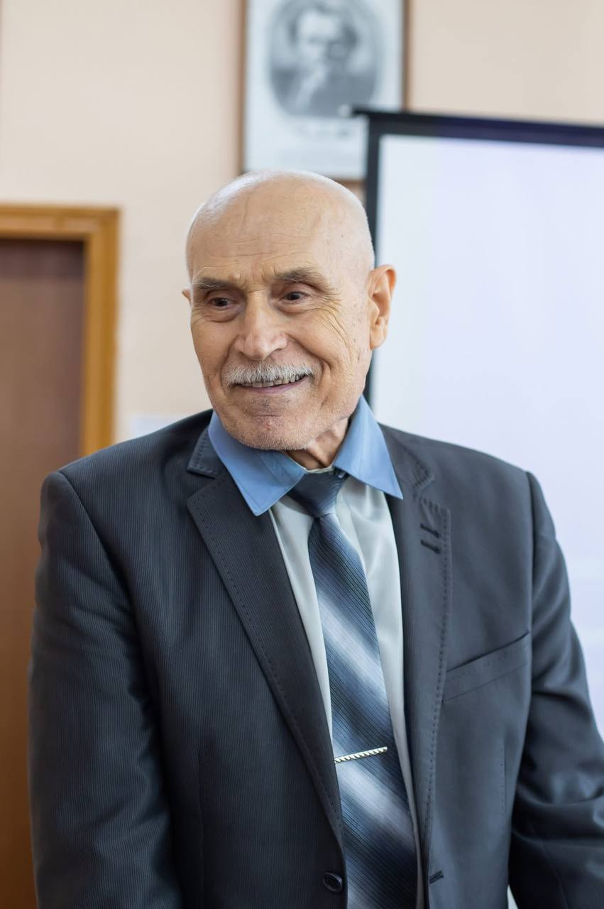 У Міжнародному економіко-гуманітарному університеті імені академіка Степана Дем’янчука відбулася презентація наукової монографії професора кафедри теорії, методики фізичного виховання і адаптивної фізичної культури Вадима Коваля «Фізичне виховання в системі професійно-технічної освіти України: історичний аспект». Захід відкрила завідувачка кафедри фізичної культури і спорту Жанна Сотник, яка наголосила на важливості вивчення історії становлення фізичного виховання як складової професійної освіти. Автор монографії Вадим Коваль поділився мотивами написання книги, підкресливши, що прагнув надихнути молодь до саморозвитку та наукових пошуків. Практична значущість дослідження полягає у можливості використання його результатів для вдосконалення професійної компетентності педагогів, розробки лекційних курсів з історії фізичної культури та методики викладання, а також у підготовці наукових робіт здобувачів освіти. До обговорення долучилися науковці та викладачі університету. Професор Йосип Джунь звернув увагу на сучасний стан здоров’я підлітків, процитувавши наведені у монографії дані: «Підлітки втрачають третину свого здоров’я. Порушення зору й слуху фіксуються у 1,3 раза частіше, проблеми з поставою — у 4,6 раза, з нирками — у 3, із травленням — у 2,5, а з нервовою системою — у 2 рази частіше». Під час презентації також виступили проректорка із наукової роботи Наталія Мединська, яка відзначила доступність і наукову глибину викладу матеріалу. До заходу також долучилася професорка кафедри теорії і методики фізичного виховання та адаптивної фізичної культури Лідія Завадська, яка підсумувала: "Тема фізичної активності учнів залишається актуальною і сьогодні" Презентація завершилася у форматі «питання-відповіді», де учасники обговорили основні етапи створення монографії, її наукову, історичну та практичну цінність, а також значення для розвитку сучасної системи фізичного виховання в Україні.