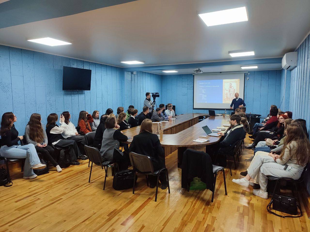 Американський дослідник др. Брюс Л.