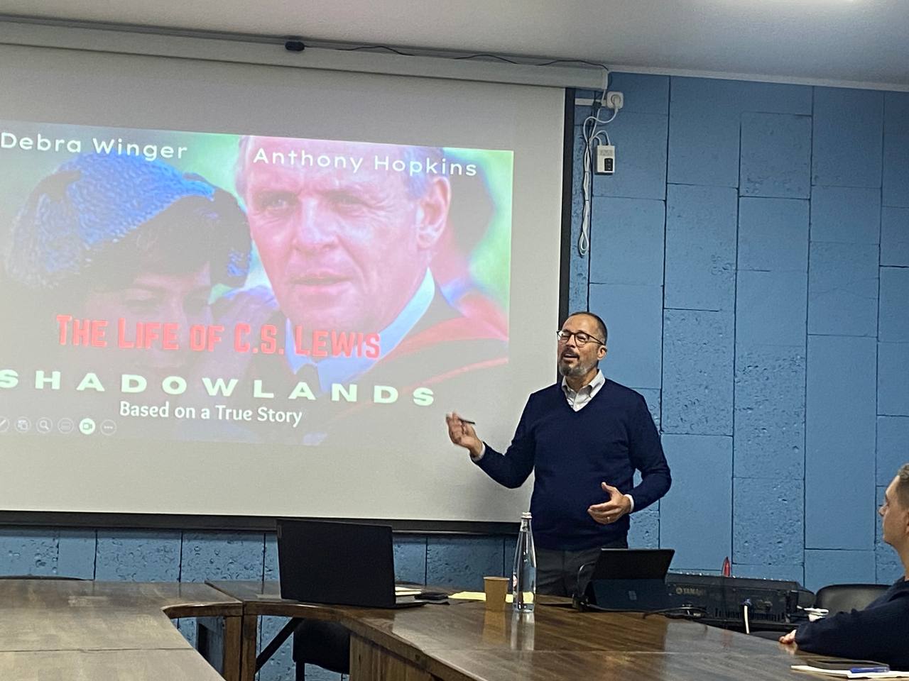 Американський дослідник др. Брюс Л.