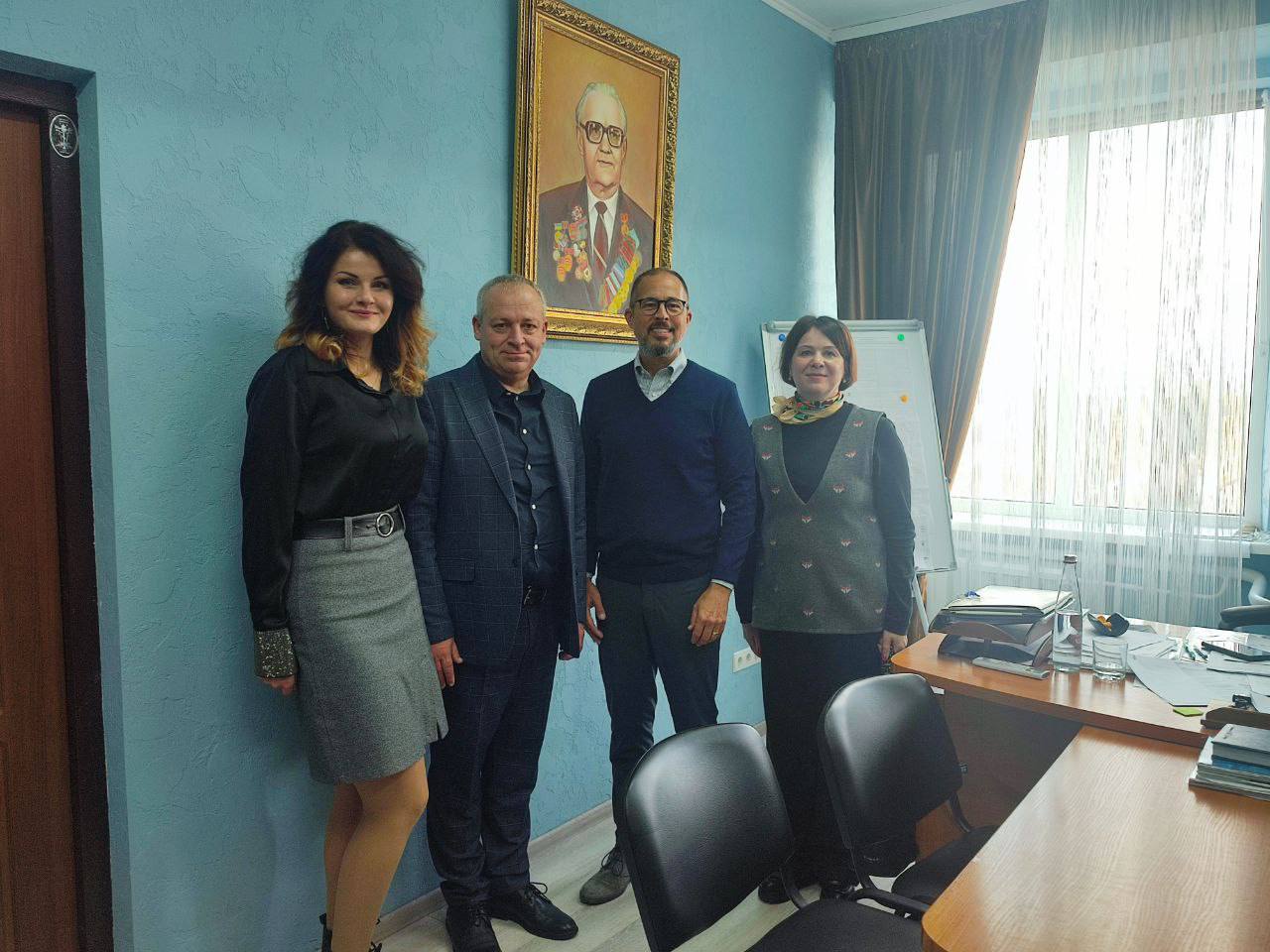 Американський дослідник др. Брюс Л.