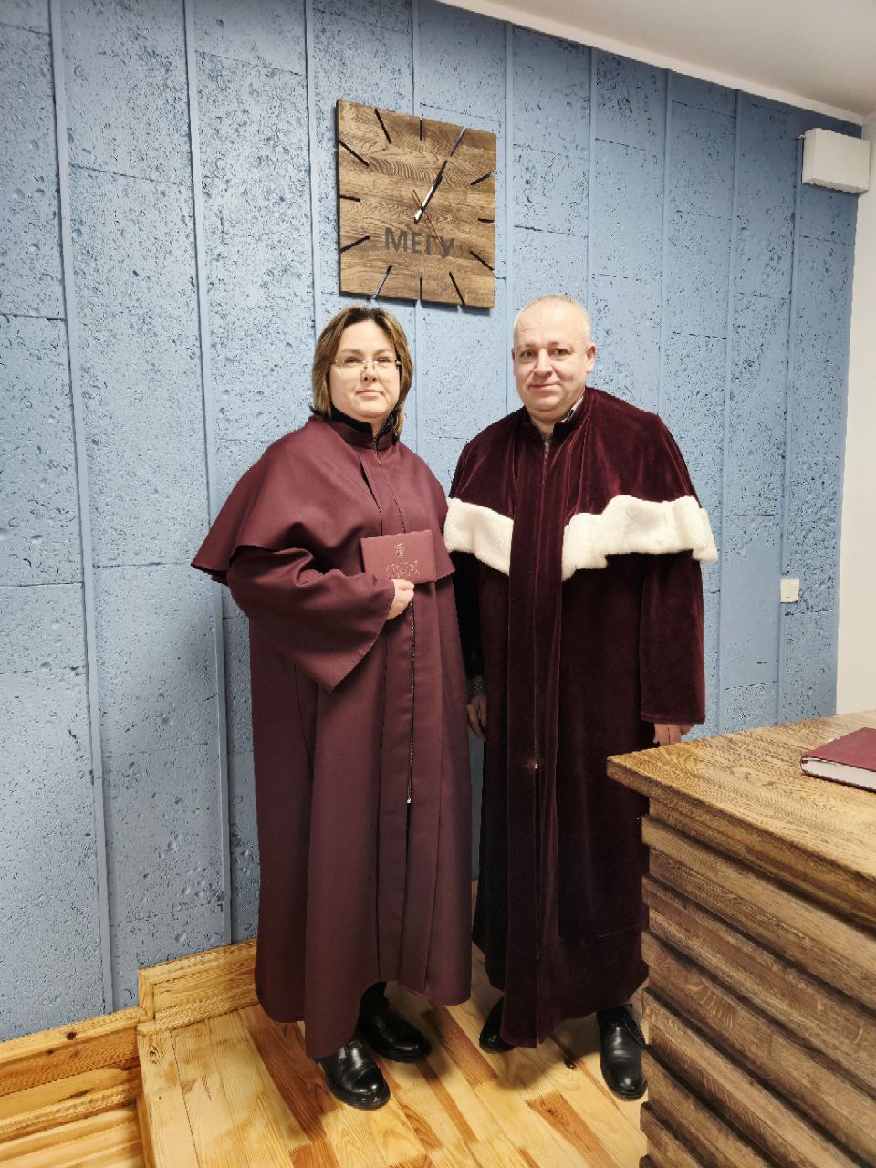 На початку засідання голова вченої ради повідомив присутнім, що відповідно до наказу Міністерства освіти і науки України від 11.12.2025 року № 1618 «Про затвердження рішень атестаційної колегії Міністерства освіти і науки України», доктору філологічних наук Мельничук Оксані Дмитрівні присвоєне вчене звання доцента кафедри романо-германської філології. 