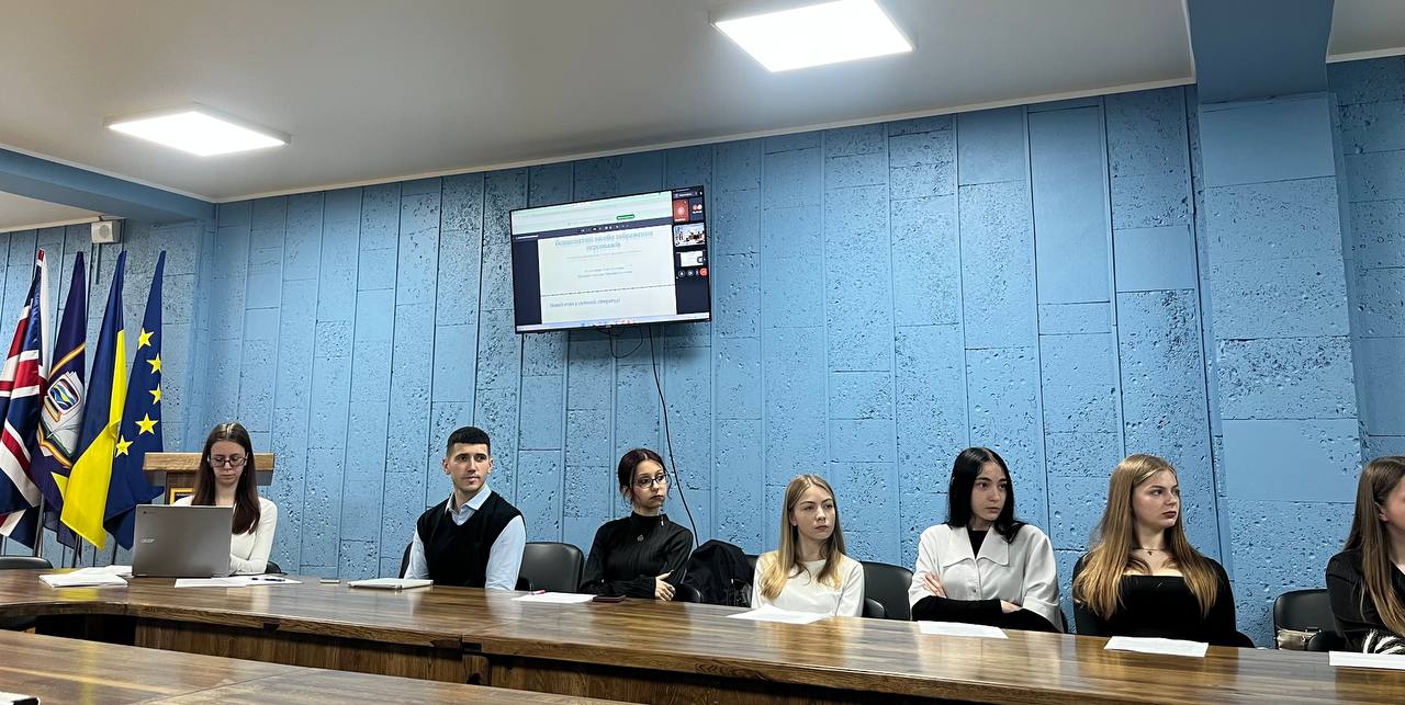У межах відзначення Днів науки в МЕГУ імені академіка Степана Дем’янчука 14 травня 2026р. на історико-філологічному факультеті відбулася Всеукраїнська студентська науково-практична конференція «Актуальні проблеми сучасної філології та лінгводидактики». Цей захід, що вже став традиційним для нашого університету, цьогоріч знову перетворився на потужну платформу для діалогу між молодими дослідниками та досвідченими науковцями. Попри виклики часу, конференція об’єднала понад 140 учасників із різних куточків України. Урочисте відкриття конференції супроводжувалося теплими словами настанов від провідних фахівців. Наталія Мединська, проректорка з наукової роботи МЕГУ, професорка, наголосила на стратегічній ролі філолога як «зберігача ідентичності» в сучасну цифрову епоху. Таміла Груба, декан історико-філологічного факультету, професорка, відзначила важливість академічної співпраці та подякувала наставникам за підготовку нового покоління дослідників. Оксана Рогач, професорка Волинського національного університету імені Лесі Українки, як багаторічна стейкголдерка факультету, побажала молоді сміливості у наукових пошуках. Модераторкою заходу виступила доцентка Діана Кочмар, яка забезпечила високий рівень координації та творчу атмосферу дискусій. Географія учасників − вражаюча. До обговорення долучилися представники університетів та коледжів України. Зокрема: Волинський національний університет імені Лесі Українки ДЗ «Південноукраїнський національний педагогічний університет імені К. Д. Ушинського», м. Одеса «Луганський національний університет імені Тараса Шевченка», м. Лубни. ВСП «Старобільський фаховий коледж Державного закладу «Луганський національний університет імені Тараса Шевченка». Західноукраїнський національний університет м. Тернопіль Обласний науковий ліцей в м. Рівне Рівненської обласної ради, Рівненська Мала академія наук учнівської молоді. ОЗ «Зарічненський ліцей №1» Зарічненської селищної ради Вараського району Рівненської області Фаховий медичний коледж комунального закладу вищої освіти «Рівненська медична академія», Національний університет біоресурсів і природокористування України (Рівненський фаховий коледж), Рівненський державний гуманітарний університет Національний університет водного господарства та природокористування, м. Рівне Конференція проходила у змішаному форматі: частина учасників виступала офлайн, інші долучалися онлайн. Робота була динамічною та насиченою − із жвавими обговореннями, запитаннями та обміном думками. Учасники представили дослідження з актуальних питань сучасної філології, літературознавства та методики викладання мов. Особливою гордістю заходу стала участь учнівської молоді − вихованців Рівненської Малої академії наук та Обласного наукового ліцею м. Рівне. Їхні доповіді нарівні з магістрантами та аспірантами стали свідченням високого інтелектуального потенціалу, який формується ще зі шкільної лави. Захід став ще одним підтвердженням того, що Дні науки в університеті − це не лише традиція, а й жива платформа для ідей, розвитку та натхнення. Вітаємо всіх із Днем науки!