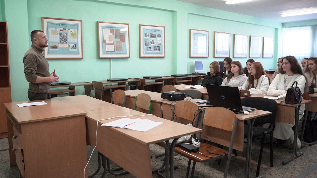 Чергова гостьова лекція з пресофіцером управління комунікацій ОК «Захід» Сухопутних військ  відбулась на факультеті журналістики. Цього разу зі студентами-журналістами слухачами лекції стали і викладачі та студенти юридичного факультету МЕГУ. Тема, яку обговорив з присутніми полковник Тарас Олійник, стосувалась нормативно-правової бази та акредитації медіа. Пресофіцер детально розповів про доктрину військових звʼязків з громадськістю, доктрину публічного спілкування та про те як ці документи допомагають військовим комунікувати з суспільством. Окремо зупинились на законодавчому регулюванні роботи журналістів у зоні бойових дій. Традиційно студенти та викладачі мали змогу поставити офіцеру і свої запитання, які стосувались роботи з полоненими, правових аспектів обміну та різного роду безпекових заходів в умовах військового стану. Це вже не перша зустріч, яка проходить для студентів та викладачів МЕГУ з офіцерами ОК «Захід». Заняття відбуваються в рамках підписаного Меморандуму між нашим університетом та Оперативним командуванням «Захід».