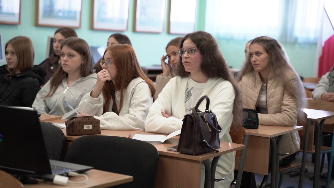 Студенти на бінарній лекції