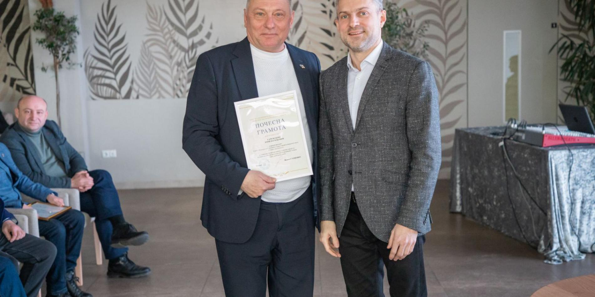 Гарієвський Юрій Васильович на фото зліва