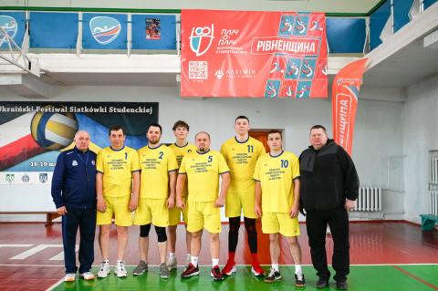 Змагання з волейболу чоловіки (спільне фото)