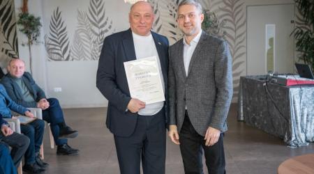 Гарієвський Юрій Васильович на фото зліва