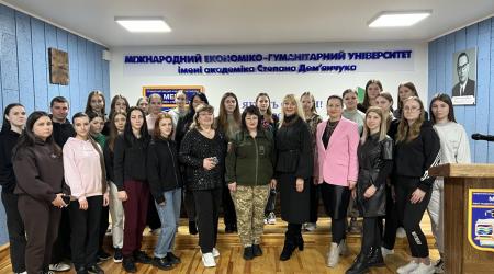 Спільне фото уактовій залі