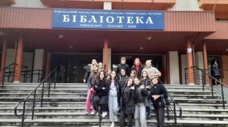 Студенти економічного фауультету в бібліотеці