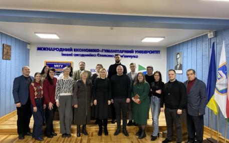 Загальне фото круглого столу економічного факультету