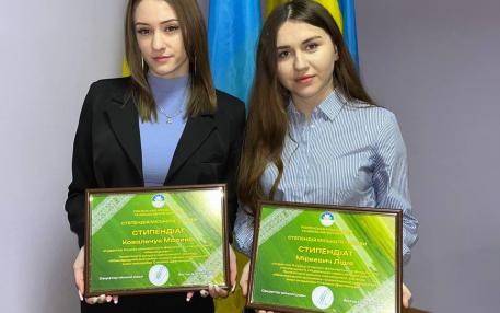 Двоє студентів отримати сертифікати на стипендію