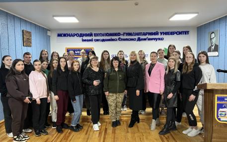 Спільне фото уактовій залі