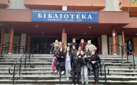 Студенти економічного фауультету в бібліотеці