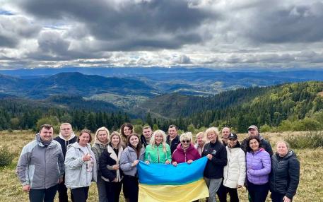 Викладачі та працівники МЕГУ підкорили вершину Карпат з нагоди Дня працівників освіти