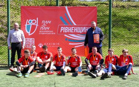Фут зал пліч о пліч